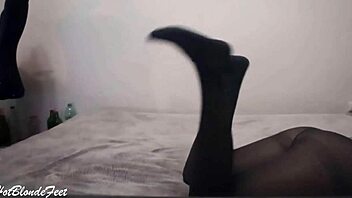 Her irresistible nylon legs in leggings drive me wild!