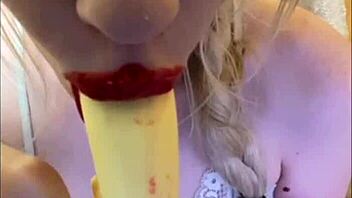 Hey, isn't Elza Kom's sexy dance and suck super hot?