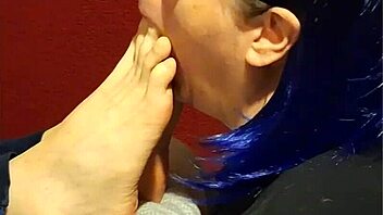 wanna watch her slurp my toes like candy?