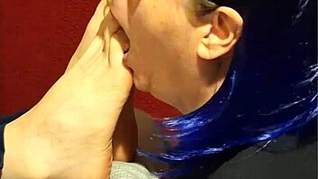 wanna watch her slurp my toes like candy?