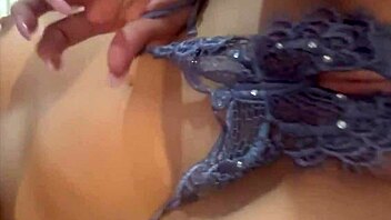 Rica mexicana se masturba con dildo en lencería te encanta? 😍🔥