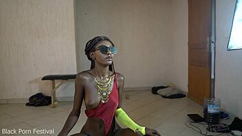 Dark skinny babe spreads pussy wide 😍