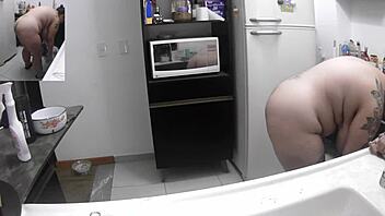 chubby latina housewife does dishes fully naked 🔥🍑