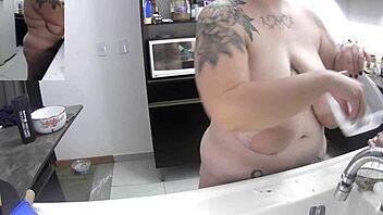 chubby latina housewife does dishes fully naked 🔥🍑