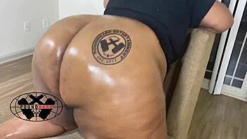 Poundhardxxx Features Supreme Chubby Model