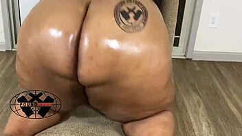 Poundhardxxx Features Supreme Chubby Model
