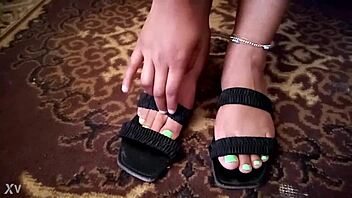 barefoot milf spreads toes erotically just for your fetish gaze