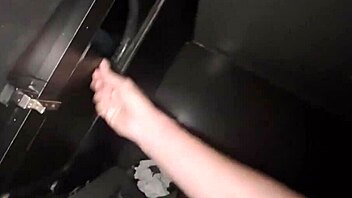 dando boquete gloryhole pro corno manso karenkiss