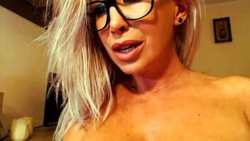 I'm obsessed with this real milf's webcam fingering dance