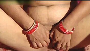 DESI INDIAN FOOTJOB POUNDS LUNDS WITH FEET HARD