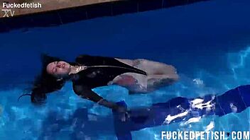 Jessica Bunny's Underwater Passionate Wet Pussy Tease!