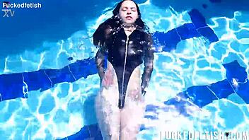 Jessica Bunny's Underwater Passionate Wet Pussy Tease!