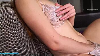 big tits beauty dildos to orgasm with bouncing boobs closeup