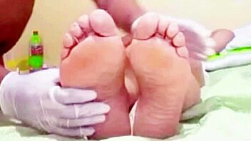 mature milf's foot massage turns into squirting pussy lick