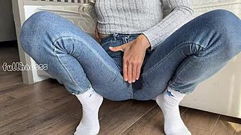 milf squirts cum through her tight wet leggings during massage