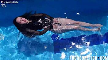 Jessica Bunny's Underwater Passionate Wet Pussy Tease!