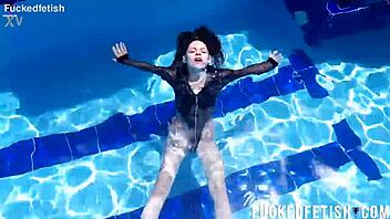 Jessica Bunny's Underwater Passionate Wet Pussy Tease!