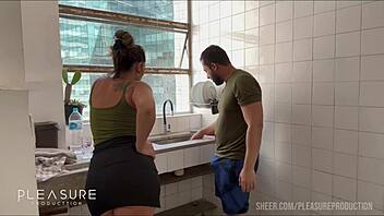 Recatada Dona de Casa Flashes Tits for Exotic Kitchen Fuck!