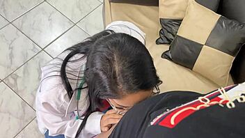 mi madrastra doctora sexy en hospital cae en trampa cuckold 🔥😈