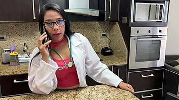 mi madrastra doctora sexy en hospital cae en trampa cuckold 🔥😈
