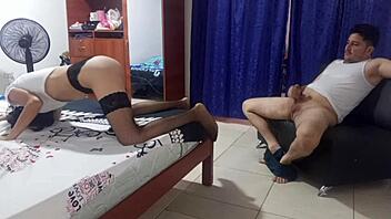venezolana milf delgada seduce y es follada por un cliente colombiano en caracas