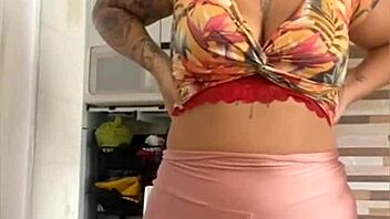 casada se exibindo com o marido perto
