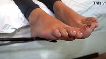 aria nicole gets foot massage from doctor
