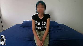 jovencita de cabello azul viene por casting