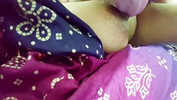 Desi Pakistani Husband Wife Roleplay Jija Sali Ko Lun K Choopay Lagwa Raha Hai