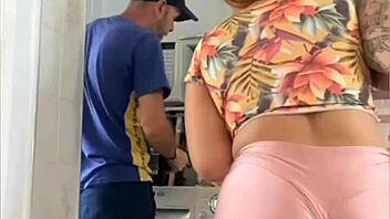 casada se exibindo com o marido perto