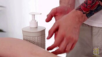 Viju massage salon todays customer vikalita gets oiled
