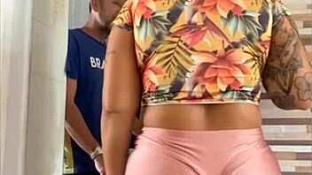 casada se exibindo com o marido perto