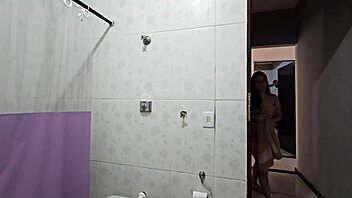 enteada fica com tesão ao me ver no banho a meu deus padrasto você teve múltiplos orgasmos na minha buceta e agora