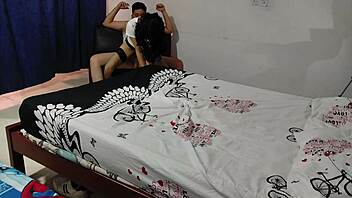 venezolana milf delgada seduce y es follada por un cliente colombiano en caracas