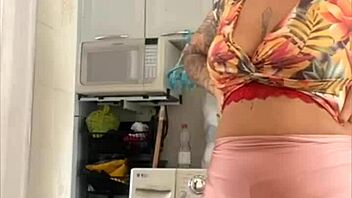 casada se exibindo com o marido perto