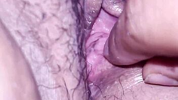 3 dedos es lo que le entran a esta puta y ni los siente de tan abierta que la tiene es mi amiga