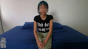 jovencita de cabello azul viene por casting
