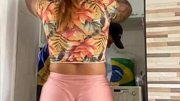 casada se exibindo com o marido perto