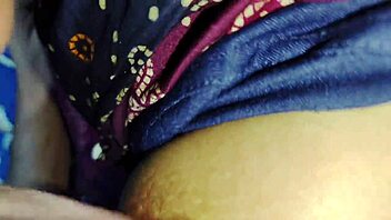 Desi Pakistani Husband Wife Roleplay Jija Sali Ko Lun K Choopay Lagwa Raha Hai