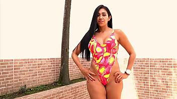 Modelando bikinys tremendo culaso latino