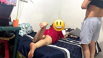 estudiante virtual ve clases donde su profesor pero el es muy caliente y mira lo que pasa
