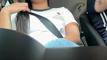 Pov aluna pega carona com casado e paga boquete no carro e leva gozada na bunda
