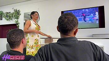 milf inconformada obriga dois caras a foderem o cu dela