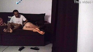 madrasta divide sofa com enteado em momento intenso
