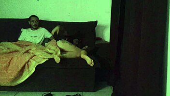 madrasta divide sofa com enteado em momento intenso