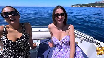 Hellolimoon And Elektra Belles Coquines Se Font Poutrer En Mer