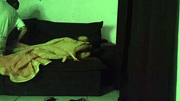 madrasta divide sofa com enteado em momento intenso