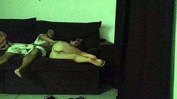 madrasta divide sofa com enteado em momento intenso
