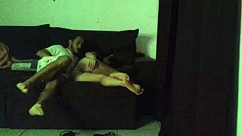 madrasta divide sofa com enteado em momento intenso