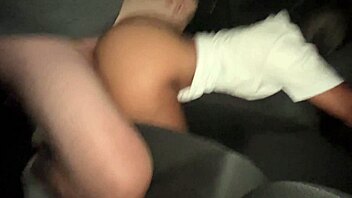 Pov aluna pega carona com casado e paga boquete no carro e leva gozada na bunda